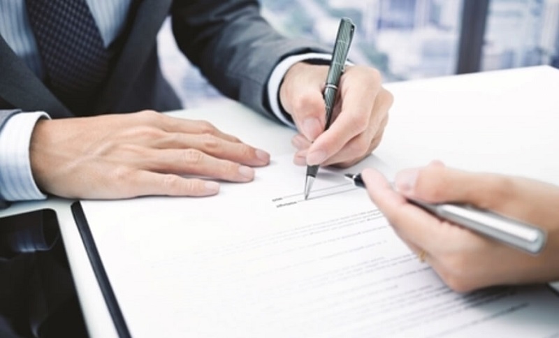 Kí kết hợp đồng thuê nhà